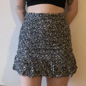 Blommig kjol - Stretchigt material, funkar för S-L. Jag brukar ha L/XL på underdelar och den funkar men är lite åt det tighta hållet på mig. Går typ halvvägs ner på låren för mig (är ca 167). Använd en gång.