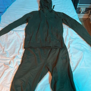 Emporio Armani tracksuit - Emporio Armani tracksuit  Storlek S Knappt använt