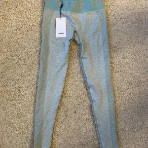 Lowwaist gymshark tights  - Lowwaist gymshark tights i stl Xs, de är helt nya. 250kr+frakt, de finns inte att köpa längre 