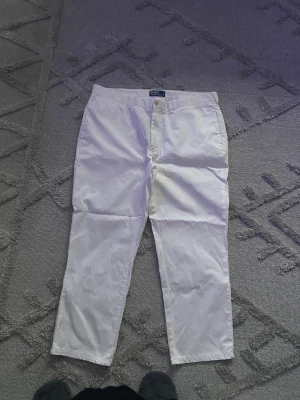 Nya Vita Polo Ralph Lauren byxor - Helt Nya oanvända bomulls jeans. Stl 40/34. Märke Polo by Ralph Lauren.