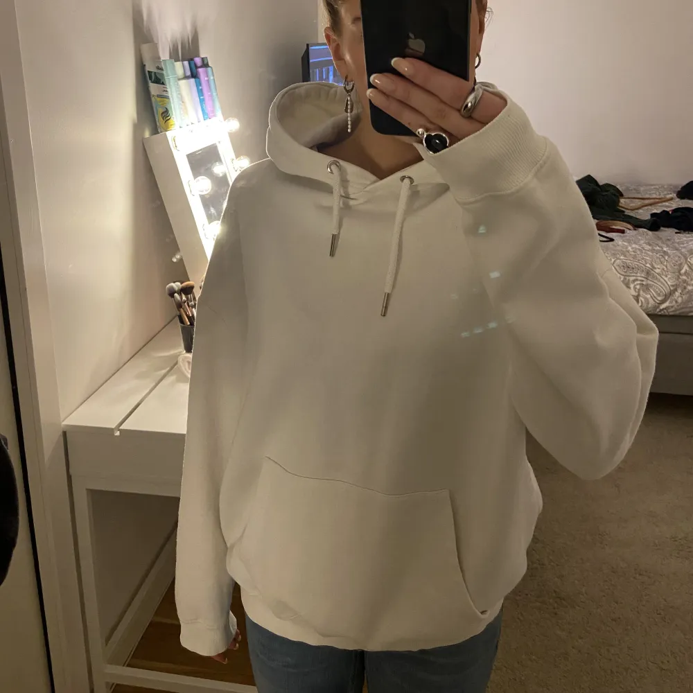 Säljer denna vita hoodie ifrån Nelly i storlek S, inga defekter💗säljer då jag använder andra:). Hoodies.