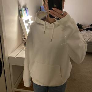 Säljer denna vita hoodie ifrån Nelly i storlek S, inga defekter💗säljer då jag använder andra:)