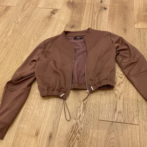 Kort kofta - En cropad kofta storlek S från Bikbok 