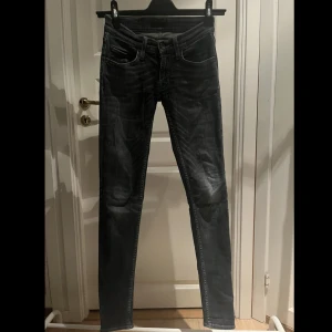 Jeans - Säljer dessa lågmidjade jeans från tiger of sweden. 