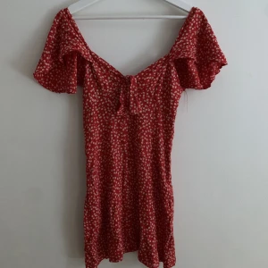 Klänning - Klänning från Zara som tyvärr är för liten :( är en S och den är precis för liten