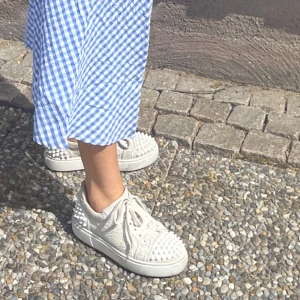 Louboutin Sneakers  - Säljer mina Louboutin sneakers köpta 2021 ( har kvitto ) de är omsulade en gång och har en del slitage i insidan hälen ( därav så lågt pris ) man får med låda och dustbag med kort osv , man kan få mer bilder på slitaget osv ❤️ köpta för 7700:-