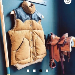 Dunväst  - Jackson Hole dunväst. Inköpt för 3600kr, 2021. Aldrig använt så skicket är som nytt! Säljer då den inte kommer till användning. Storlek S, passar mig som är XS-S/M. 90/10- grått gåsdun. Kom med bud. 