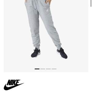 Nike mjukis byxor i storlek xs, fick under jul men dom är för små. Säljer för 320 kronor 