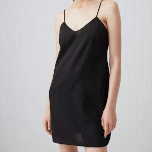 Black slip dress from arket. Never worn and doesn’t fit me anymore 