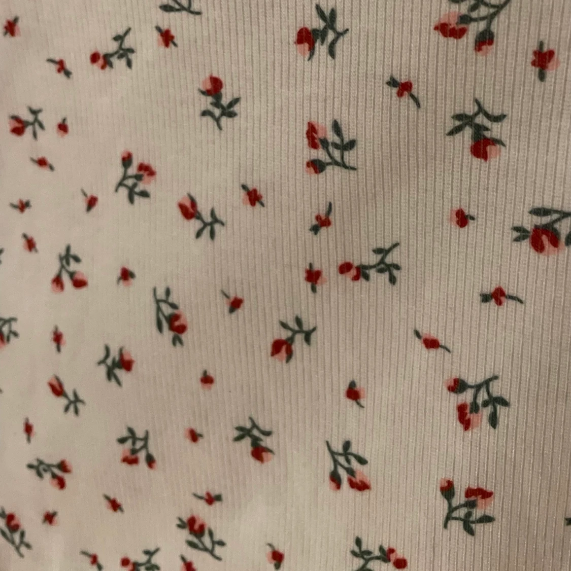 Sommarlinne/croptop med små röda blommor. - 90