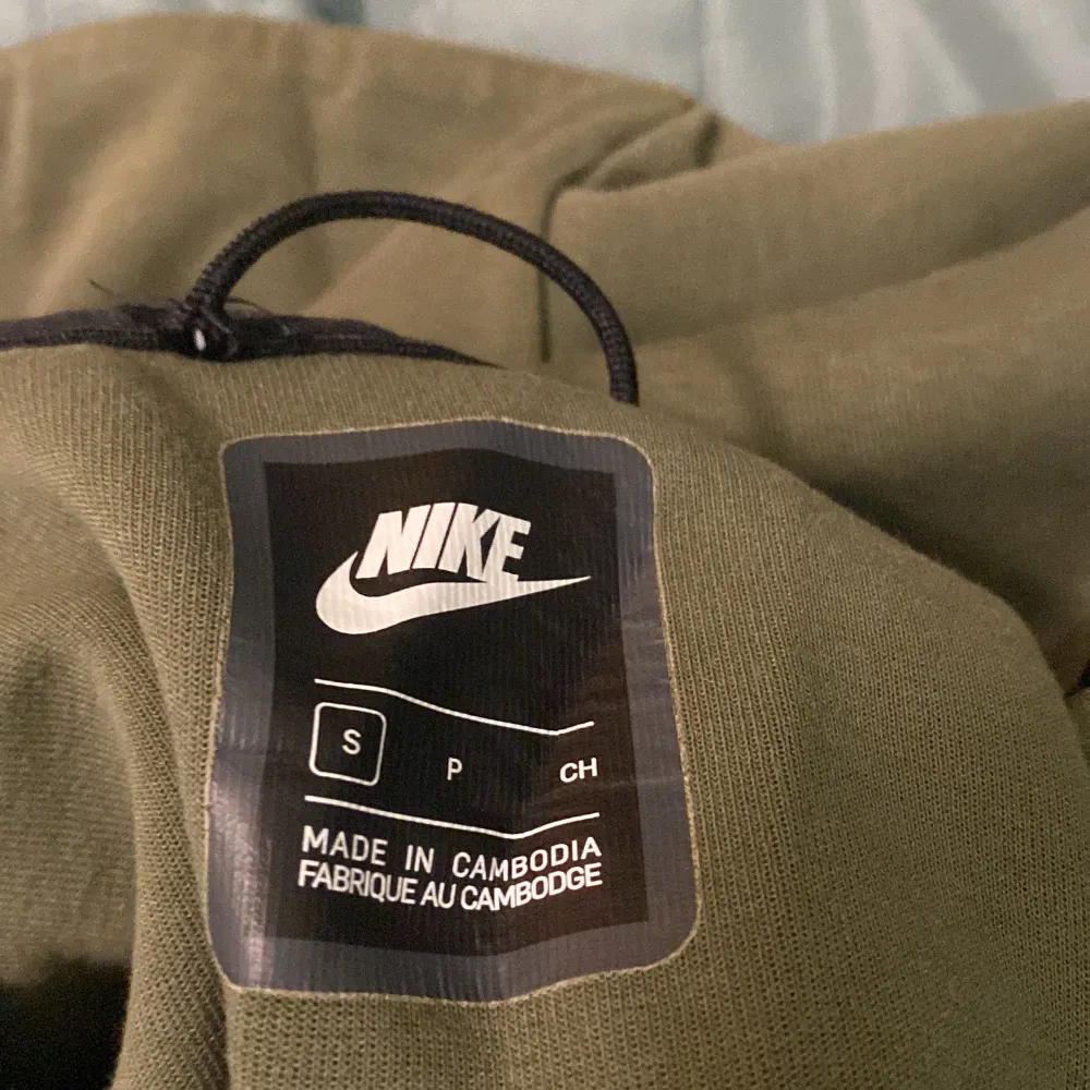 Nike Tech Fleece tröja, mörkgrön och storlek S.  Originalpris 1299 kr.. Tröjor & Koftor.