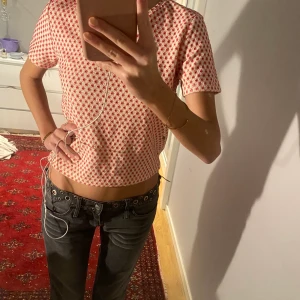 Zara topp - Super snygg topp från zara. Färgerna är mycket starkare irl
