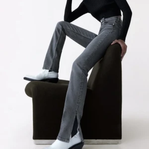 Zara jeans  - Gråa jeans från zara, fåtal gånger använda💕har en slits nertill