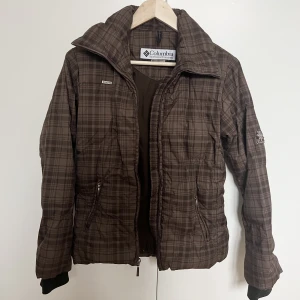 Columbia jacka  - En unik Columbia jacka i strl xs men passar xs-m jag har strl S och det är inte tajt på mig. Kan skicka bilder vid intresse, väldigt bra skick 🫶