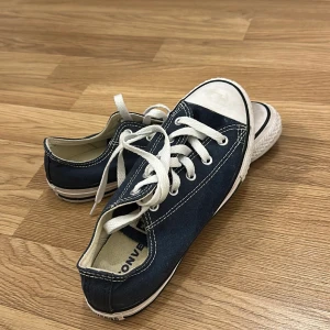 Mörkblåa låga converse  - Säljer mina snygga mörkblåa låga Converse 
