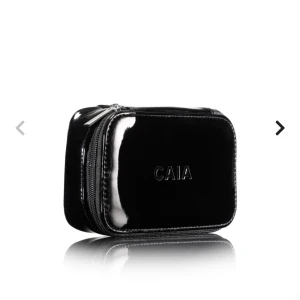 Necessär Caia  - En necessär från Caia ” Black small organizer ”. Råkade beställa med den och har aldrig använt den! Nypris 175kr