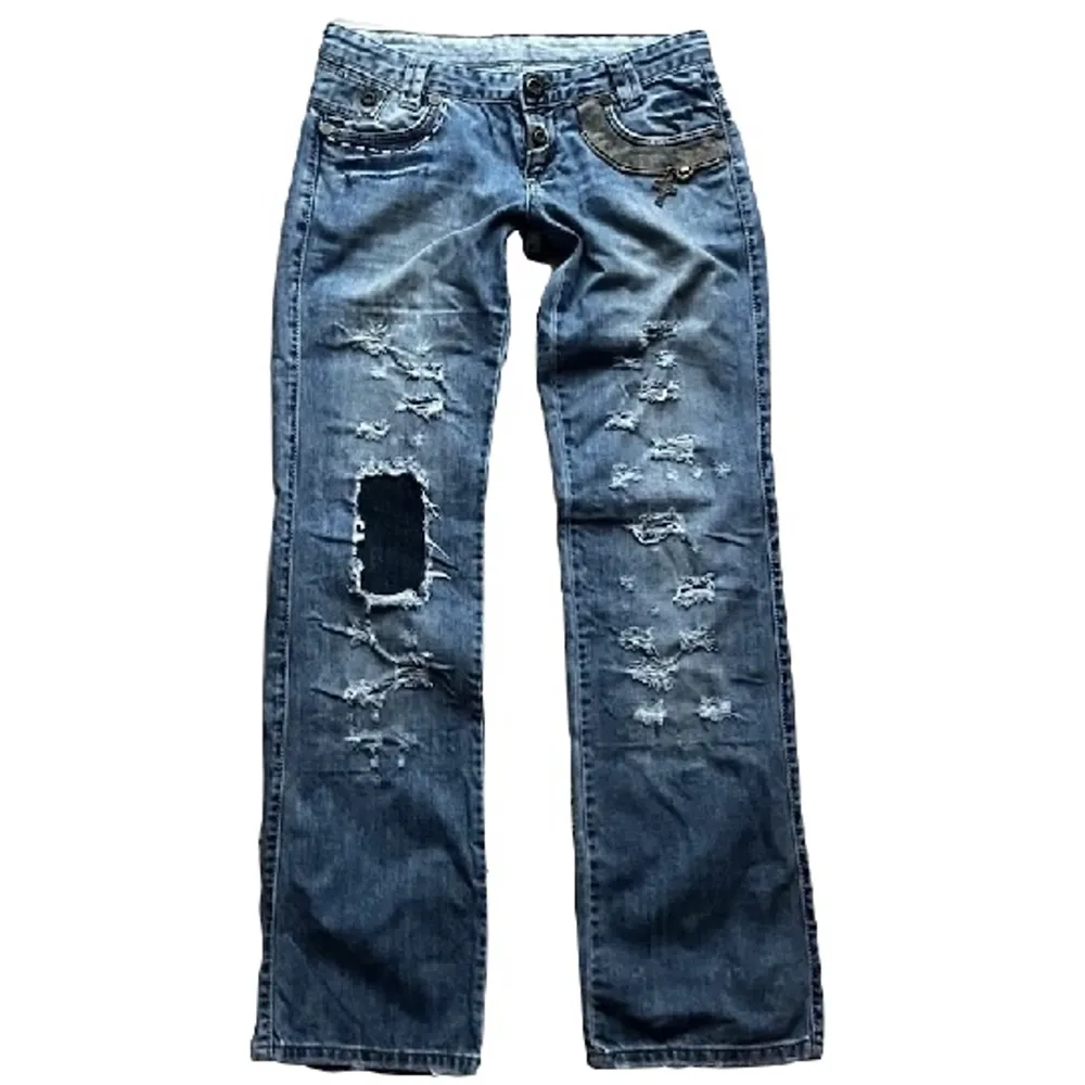 Supercoola lågmidjade jeans med många coola detaljer!  Midjemått: 79 cm  Innerbenslängd: 79 cm  Använd gärna köp nu!  Obs det finns en liten fläck bredvid vänster ficka, dock inte så märkbar och syns knappt när man har på sig dem. Jeans & Byxor.