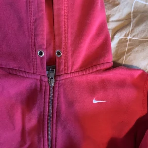 Nike tröja - 💗KAN KÖPAS DIREKT GENOM ”KÖP DIREKT” KNAPPEN💗Snygg  rosa zipuphoodie från Nike 💗 nästan aldrig använd💗 strl S men sitter bra på mig som är 172💗 