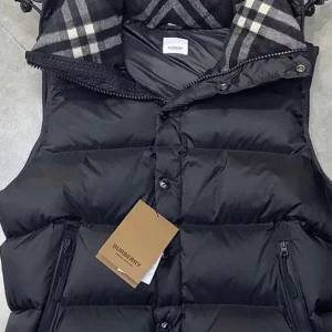 Burbarry väst/ jacka - Man kan lägga in armarna eller ta ut de med hjälp av knappe