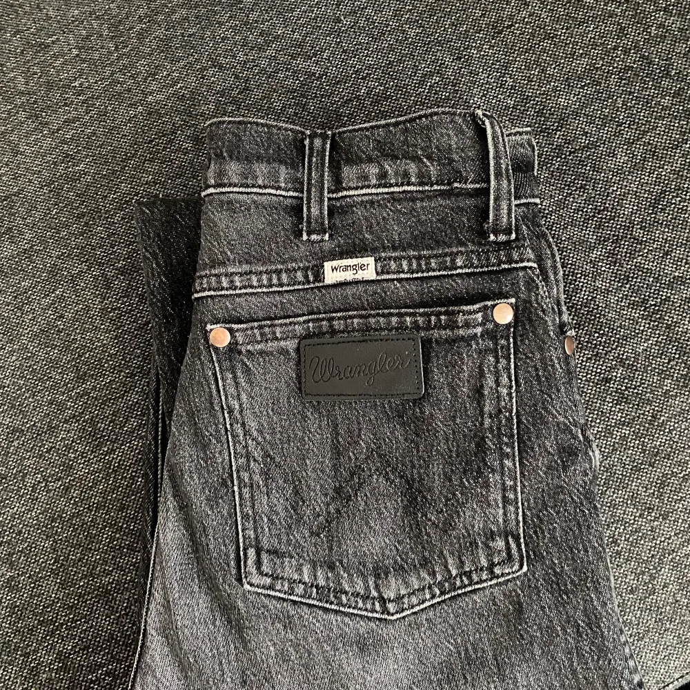 Wrangler jeans i sjukt fin mörkgrå färg, säljer då den är stor för mig . Jeans & Byxor.