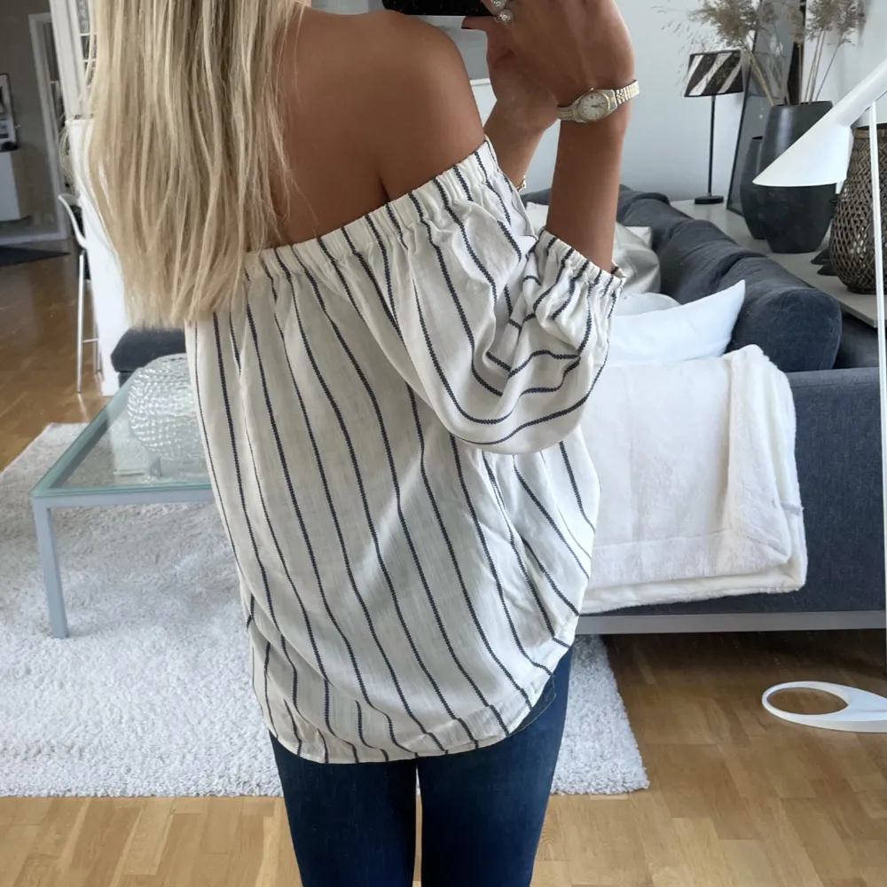 Säljer jättefin, randig off shoulder topp från LOGG by H&M. Storlek 40, men passar mindre. . Toppar.