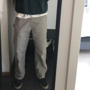 Carhartt Byxor - Riktigt snygga byxor från Carhartt Cargo/Carpenter. Bra skick och inte så använda har nån skavank på ena benet men syns ej. Byxorna är lätta att vika upp utan att det syns har själv behövt göra det. Säljes då dem inte längre används.