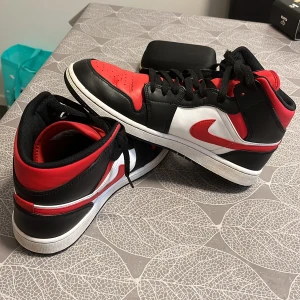 Säljer jordan - Säljer för jag behöver snabbt pengar om nån kört idag får den lite rea jag då betalar jag frakt dem är äkta köpa från footlocker jag har låda och kvitto 