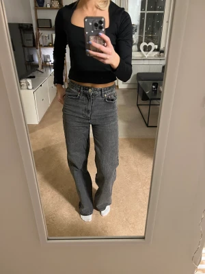 Gråa jeans från Gina - Jag säljer ett par gråa jeans från Gina i storlek 34.  Säljer för 150 kr + frakt.  Köparen står för frakt själv.  Har använt 1-4 gånger, de är i fint skick.  