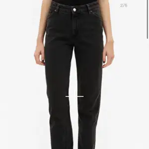 Jättefina midwaist svart-gråa jeans från monki! Köpte av en tjej på plick men var tyvärr för småa så säljer dom nu. Jättefint skick, köpare står för frakten💓