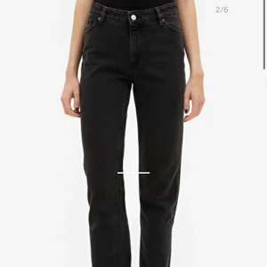 Monki jeans - Jättefina midwaist svart-gråa jeans från monki! Köpte av en tjej på plick men var tyvärr för småa så säljer dom nu. Jättefint skick, köpare står för frakten💓
