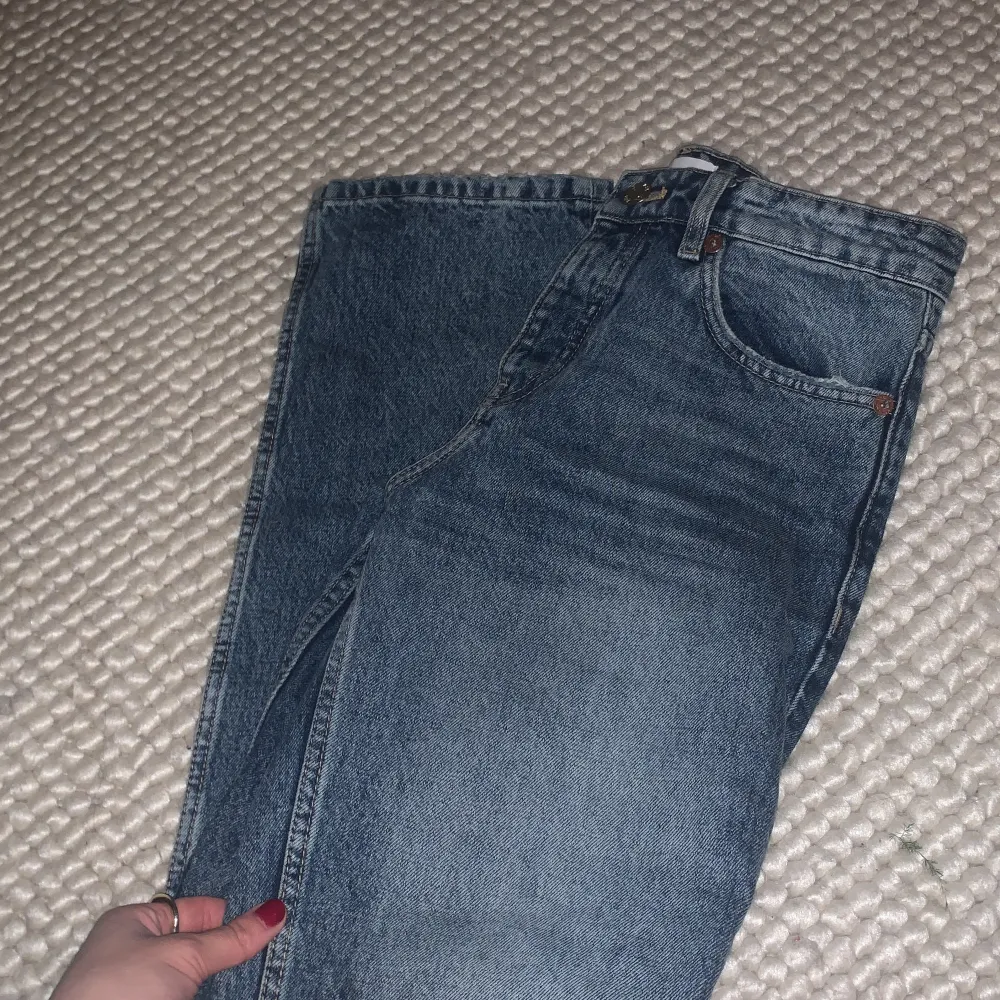 Garderobsrensning❣️❣️Mid/low waist jeans från zara som inte säljs längre. 🤍. Jeans & Byxor.