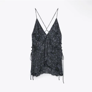 Zara topp - skitsnygg topp från zara! helt slutsåld och aldrig använd (prislapp kvar)  + frakt 