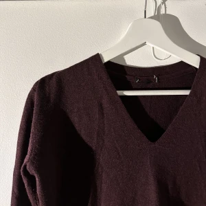 vinröd tröja - Mysig v-ringad tröja med långa ärmar. 