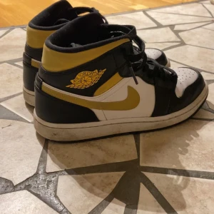 Jordan 1 - Säljer min jordans då dom inte kommer till användning och är lite stora för mig. Storlek 40 men ganska små i storleken, inga skador osv pris kan diskuteras💛