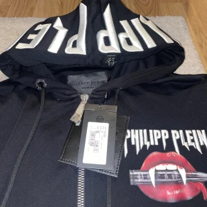 PHILIPP PLEIN HOODIE - Äkta pp hoodie. Aldrig använd pga att den inte passar min kille. Original prislappar finns kvar.  Kvitto finns. 