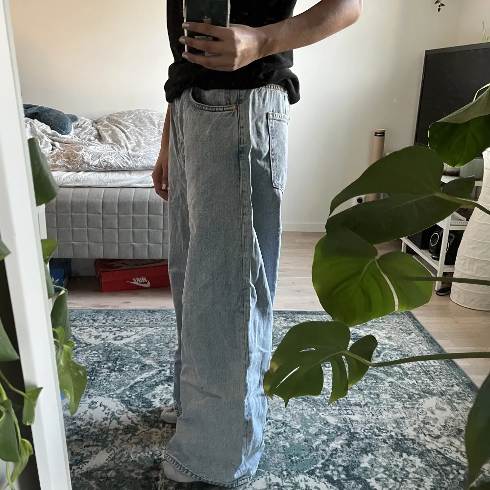 ljusblåa baggy jeans från weekday! modellen heter ACE, väldigt bra skick. storlek 31x30, jag är 166. köparen står för frakt. . Jeans & Byxor.