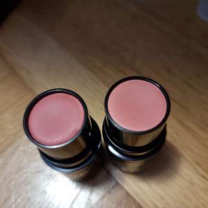 Underbara CREAM  Blush/Rouge. 2 olika nyanser. Helt nya.  Sammanfraktar gärna.40kr för båda två. 