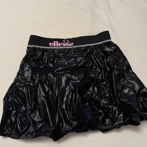Ellesse kjol  - Kjol från ellesse i strl 8 men motsvarar en xs-S! Så unik & perfekt till temafester & festivaler!! Älskar denna ❤️