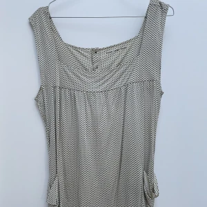 Tipp Whyred  - Beige topp med svarta delatjwr från Whyred. Fickor på sidorna.  Strl: M  Köparen står för frakten.