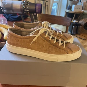 Axel arigato  - Axel arigato osäker på vilken modell finns låda dustbag och chopssticks Storlek 42 Läder Finns på Värmdö