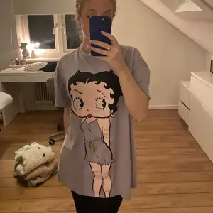 Supergullig betty boop T-shirt köpt från berksa  Aldrig använd har endast legat i min byrå OVERSIZED storlek M men passar alla storlekar beroende på hur man vill att den ska sitta Skickar med spårbar frakt