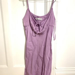 zara klänning - lila sidenklänning från zara i strlk S