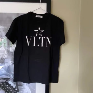 Valentino VLTN t-shirt  - Valentino star tee (dam) Storlek: XS Cond: 9/10 Kommer med: inget og BIN: 2250kr + frakt