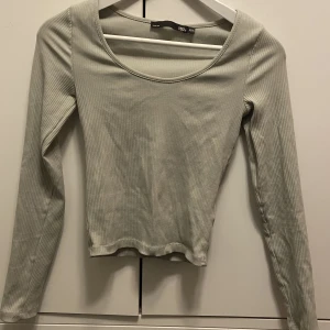 Långärmad T-shirt  - En fin mintgrön tröja i storlek XS/S ifrån Lager 157💗Säljer pågrund utav att jag inte använder den.