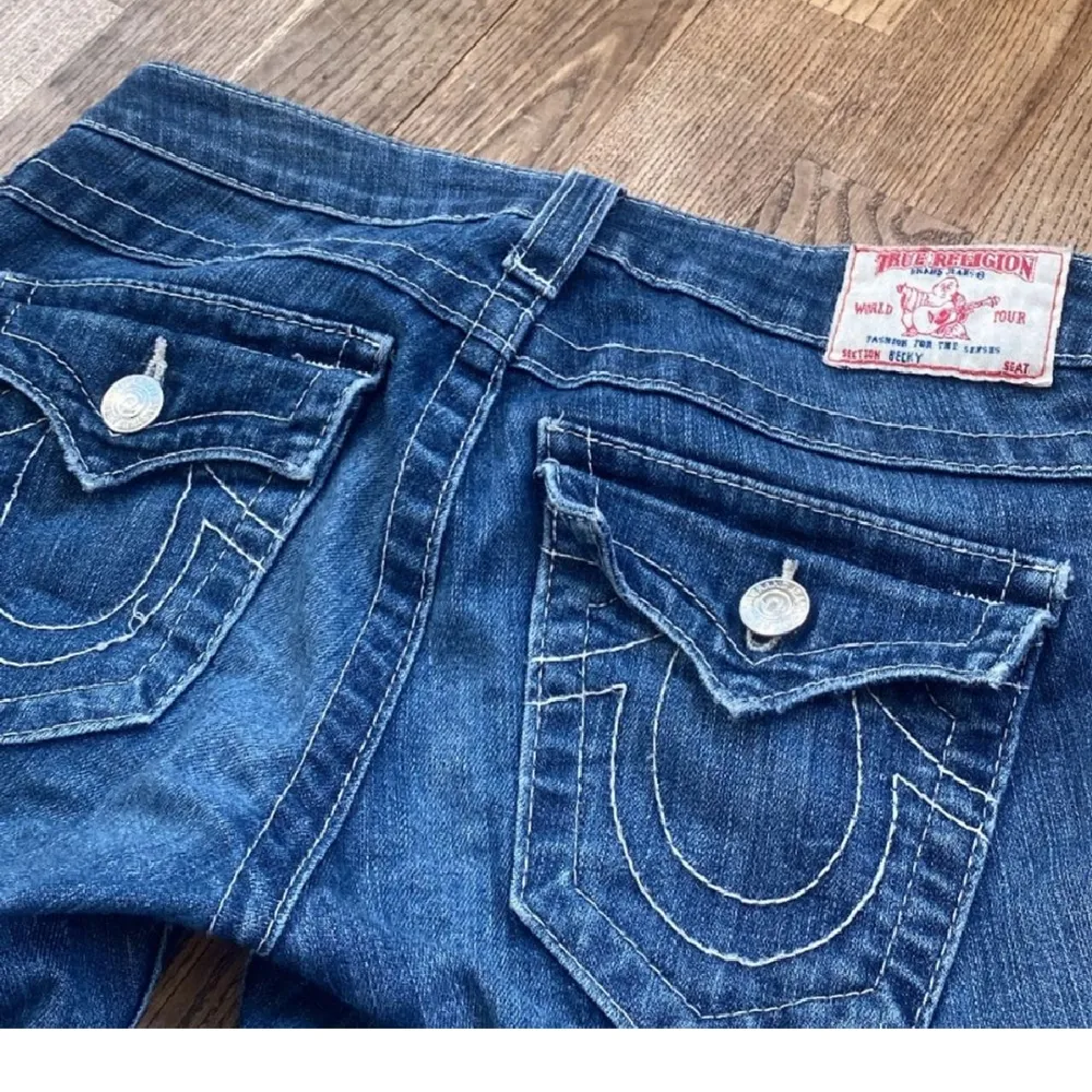 Säljer nu dessa så fina True Religion jeans! Jeansen är i bra skick och bara använda några enstaka gånger💘 Midjemåttet är 35cm rakt över och jeansen är perfekta i längden på mig som är 160cm💕 Bara att höra av sig vid frågor eller fler bilder på jeansen! . Jeans & Byxor.