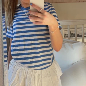 T-shirt från arket! - blå vit randig t-shirt från Arket💙 Helt som ny, använde 1 gång! nypris var 350kr, säljer för 220kr(pris kan diskuteras)💓 (på andra bilden hade jag den lite instoppat så den är lite längre!)🙏🏽 
