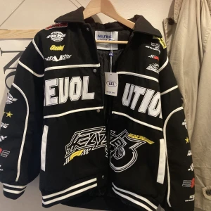 Varsity-jacka college-jacka NY - Riktigt snygg jacka från Aelfric Eden FRÅN USA, aldrig använd. Strl S. Superdyr i inköp. Knäpps med tryckknappar. 