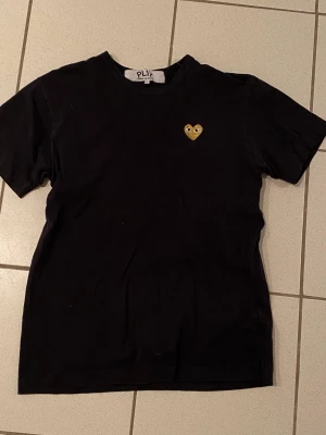 Comme des garcon t shirt - Cdg t shirt storlek L men passar stor S eller M, sparsamt använd