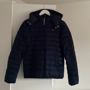 Gant vinterjacka - Säljer min gant vinterjacka pga den är för liten. Strl M. Jackan är mörk blå. Köpt för 1500kr. Säljer för 799kr. Pris kan diskuteras.