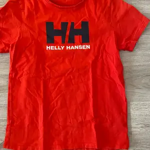 Röd T-shirt från Helly Hansen  Storlek 176/16